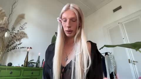Alice help me reach 100 likes  online show from May 14, 5:09 pm