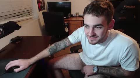 Snapshot of hungmtnman2256 chatting on December 4, 1:48 am hungmtnman2256 online show from December 4, 1:48 am