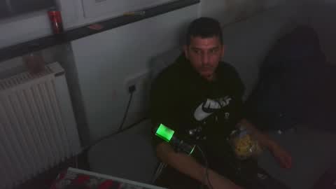 Snapshot of hungryboyyb chatting on December 20, 7:32 pm LittleDevilXo1999 online show from December 20, 7:32 pm