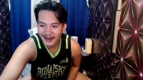 hunkylloyd online show from December 18, 5:15 am