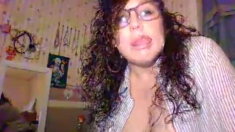 Snapshot of hunnyshaker chatting on November 26, 8:48 am Hunnyshaker online show from November 26, 8:48 am