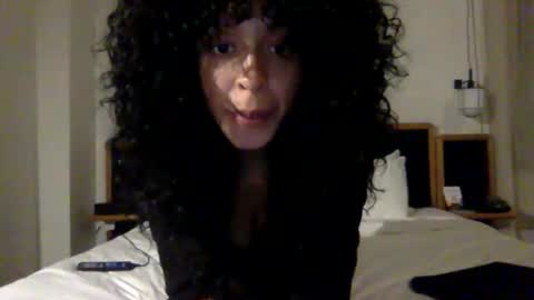 Snapshot of hunyybunz chatting on January 1, 12:32 am Goddess Hunyy online show from January 1, 12:32 am