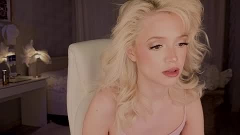 Snapshot of i__am_joss chatting on May 11, 8:06 pm Joselle online show from May 11, 8:06 pm