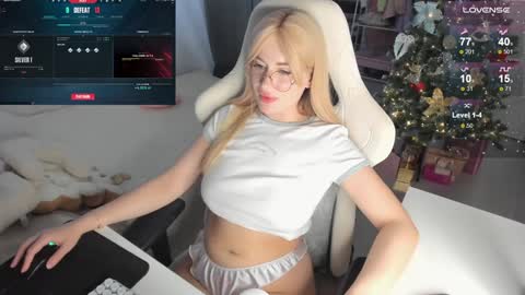 HiI am  EvaPVT is open  online show from December 4, 12:47 pm