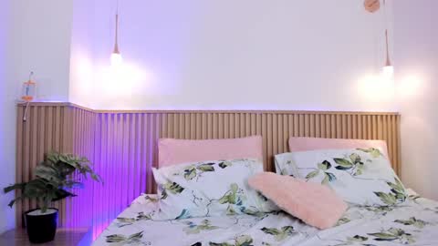 Snapshot of iam_cami chatting on December 19, 4:23 am online show from December 19, 4:23 am