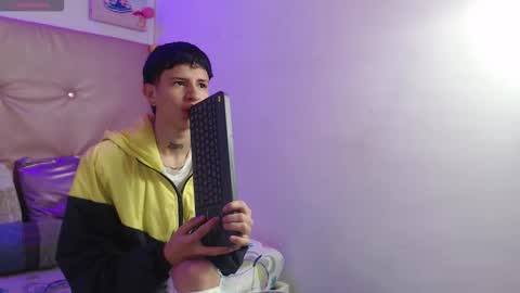 iam_lukas__ online show from December 17, 3:18 pm