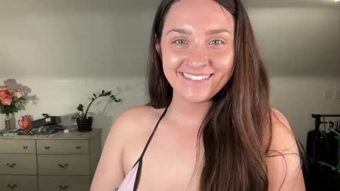 Snapshot of iamcrystalann chatting on May 22, 5:36 am Crystal online show from May 22, 5:36 am