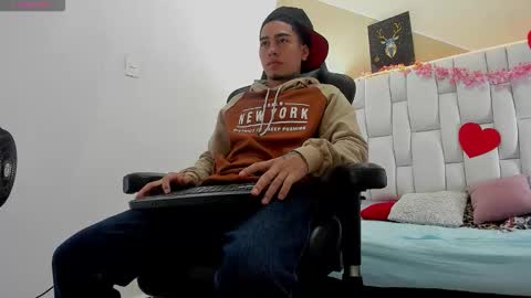 Snapshot of iamdaiker chatting on February 19, 3:35 am Daiker online show from February 19, 3:35 am