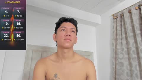 Snapshot of iamjulian_ chatting on December 19, 11:07 am Juliiiiian online show from December 19, 11:07 am