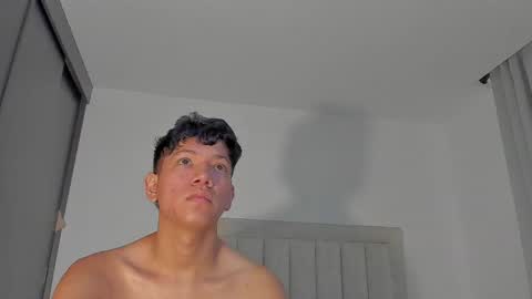 Snapshot of iamjulian_ chatting on May 10, 11:48 am Juliiiiian online show from May 10, 11:48 am
