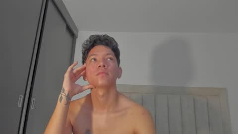 Snapshot of iamjulian_ chatting on May 21, 11:39 am Juliiiiian online show from May 21, 11:39 am