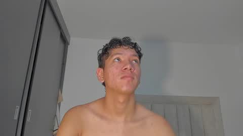 Snapshot of iamjulian_ chatting on May 24, 11:48 am Juliiiiian online show from May 24, 11:48 am
