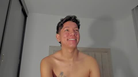 Snapshot of iamjulian_ chatting on June 6, 11:04 am Juliiiiian online show from June 6, 11:04 am