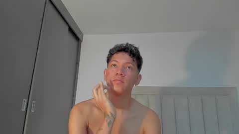 Snapshot of iamjulian_ chatting on June 19, 11:25 am Juliiiiian online show from June 19, 11:25 am