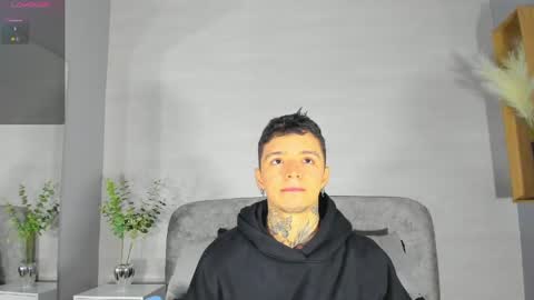 Snapshot of ian_castillo_ chatting on June 1, 11:12 am IAN CASTILLO online show from June 1, 11:12 am