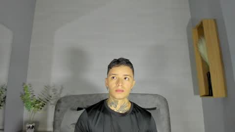 Snapshot of ian_castillo_ chatting on June 5, 11:16 am IAN CASTILLO online show from June 5, 11:16 am