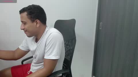 Snapshot of ian_taylor_xxx chatting on January 26, 1:36 pm ian_taylor_xxx online show from January 26, 1:36 pm