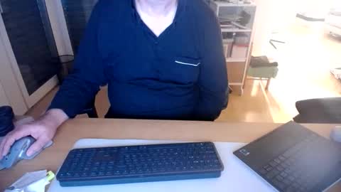 Snapshot of iandy12 chatting on November 3, 10:32 pm iandy12 online show from November 3, 10:32 pm