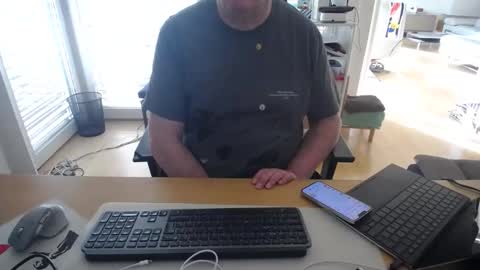 Snapshot of iandy12 chatting on April 8, 6:24 am iandy12 online show from April 8, 6:24 am