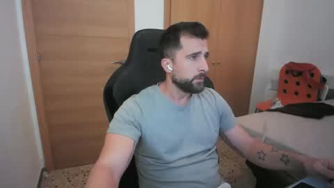 Snapshot of iberian_macho chatting on October 10, 7:18 am iberian_macho online show from October 10, 7:18 am