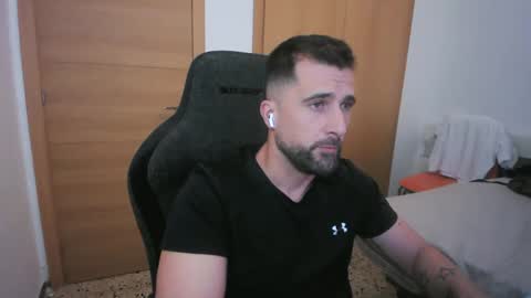 Snapshot of iberian_macho chatting on October 11, 9:30 am iberian_macho online show from October 11, 9:30 am