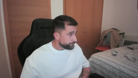 Snapshot of iberian_macho chatting on October 18, 9:48 pm iberian_macho online show from October 18, 9:48 pm