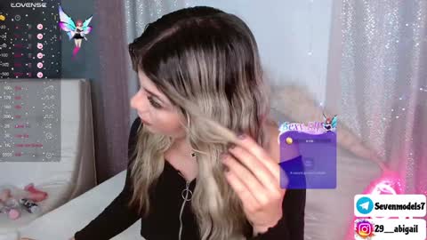 Snapshot of ice_y_abigail chatting on December 6, 12:38 pm ice_y_abigail online show from December 6, 12:38 pm