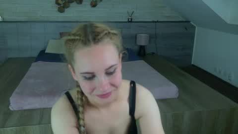 Snapshot of icebluebabe chatting on May 19, 8:04 pm Ice Blue online show from May 19, 8:04 pm