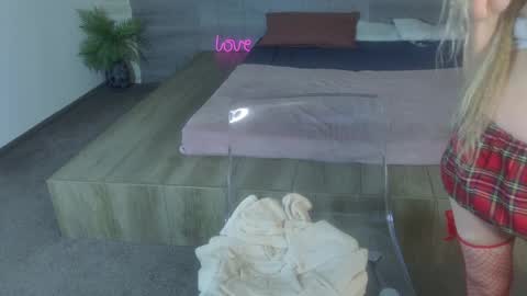 Snapshot of icebluebabe chatting on June 1, 7:37 pm Ice Blue online show from June 1, 7:37 pm
