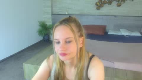Snapshot of icebluebabe chatting on June 11, 7:56 pm Ice Blue online show from June 11, 7:56 pm