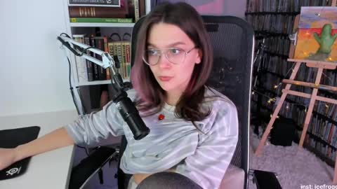 Julia online show from February 24, 9:41 pm