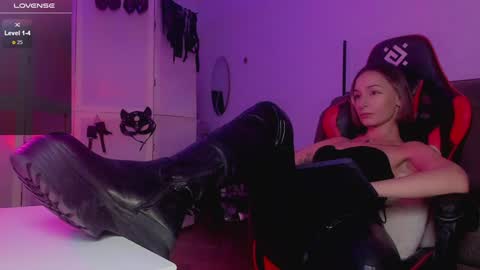 Snapshot of icyalcine chatting on December 20, 6:24 pm Mary online show from December 20, 6:24 pm