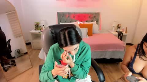Snapshot of icysweetcam chatting on May 23, 11:36 am Icy online show from May 23, 11:36 am