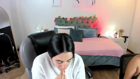 Snapshot of icysweetcam chatting on June 3, 11:57 am Icy online show from June 3, 11:57 am