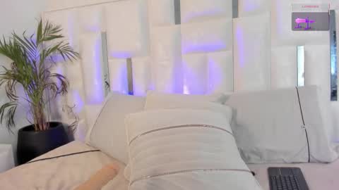 Snapshot of im_nika_ chatting on November 21, 1:43 pm Nika online show from November 21, 1:43 pm