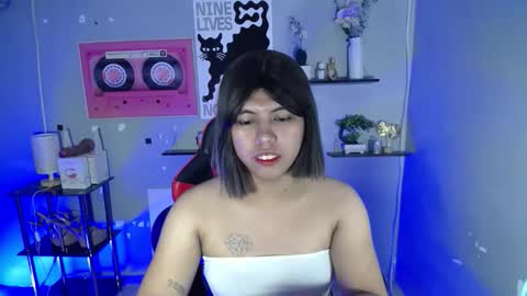 Snapshot of im_ur_girl_demure chatting on May 8, 10:20 am kyline online show from May 8, 10:20 am