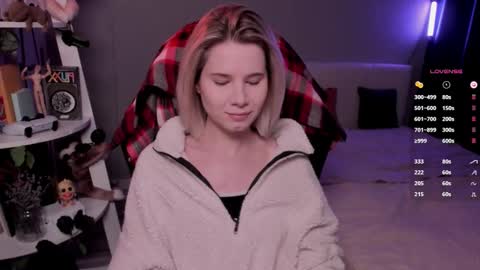 Snapshot of imnotmia chatting on February 8, 8:07 am Mia online show from February 8, 8:07 am