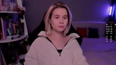 Snapshot of imnotmia chatting on February 13, 9:27 am Mia online show from February 13, 9:27 am