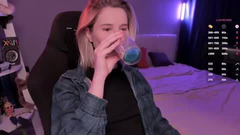 Snapshot of imnotmia chatting on March 8, 11:03 am Mia online show from March 8, 11:03 am