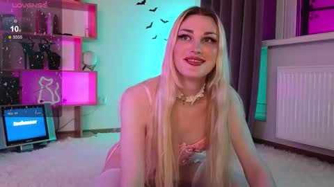 Snapshot of inchcaser chatting on November 29, 9:29 pm Dina Help me reach 100 likes online show from November 29, 9:29 pm