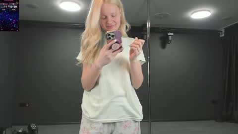 Snapshot of incredible__shell_ chatting on May 22, 7:52 pm Masha online show from May 22, 7:52 pm