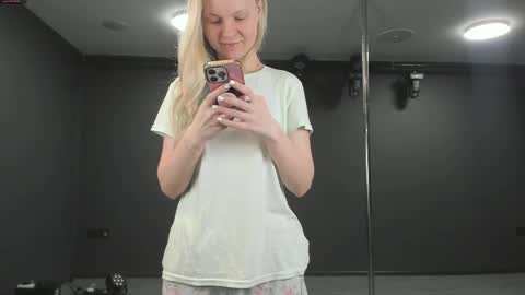 Snapshot of incredible__shell_ chatting on May 24, 8:14 pm Masha online show from May 24, 8:14 pm