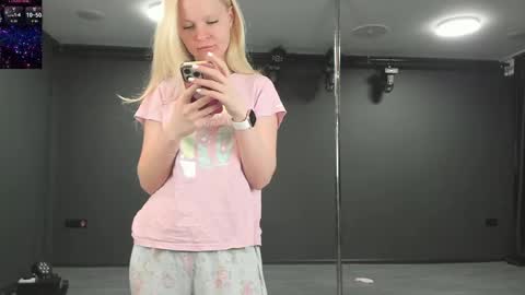 Snapshot of incredible__shell_ chatting on May 30, 7:11 pm Masha online show from May 30, 7:11 pm