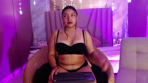 Snapshot of incredible_foxxy chatting on June 25, 4:23 am incredible_foxxy online show from June 25, 4:23 am