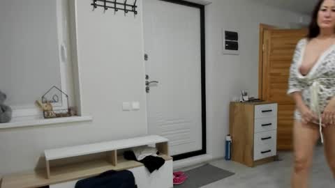 Snapshot of increible_della chatting on October 24, 5:31 pm Della online show from October 24, 5:31 pm