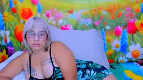 Snapshot of indianroxy27 chatting on June 28, 12:27 am indianroxy27 online show from June 28, 12:27 am