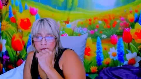 Snapshot of indianroxy27 chatting on August 5, 10:33 pm indianroxy27 online show from August 5, 10:33 pm