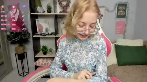 Mia online show from December 15, 1:37 pm