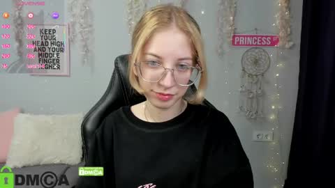 Mia online show from May 3, 1:17 pm