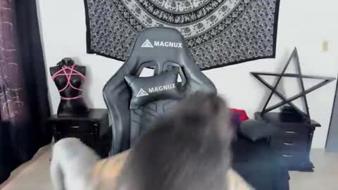 Snapshot of ink_u_buzz chatting on January 6, 5:49 pm Dani online show from January 6, 5:49 pm